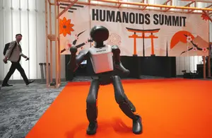Le Booster K1 de Booster Robotics, un robot humanoïde compact conçu pour l'éducation, la recherche et la compétition, exécute une danse lors du Humanoids Summit Tokyo 2026, le 28 mai 2026.