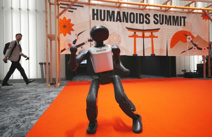 Le Booster K1 de Booster Robotics, un robot humanoïde compact conçu pour l'éducation, la recherche et la compétition, exécute une danse lors du Humanoids Summit Tokyo 2026, le 28 mai 2026.