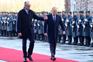 Le chancelier allemand Friedrich Merz et le Premier ministre polonais Donald Tusk passent en revue une garde d'honneur militaire le 1er décembre 2025 devant la chancellerie à Berlin, en Allemagne.