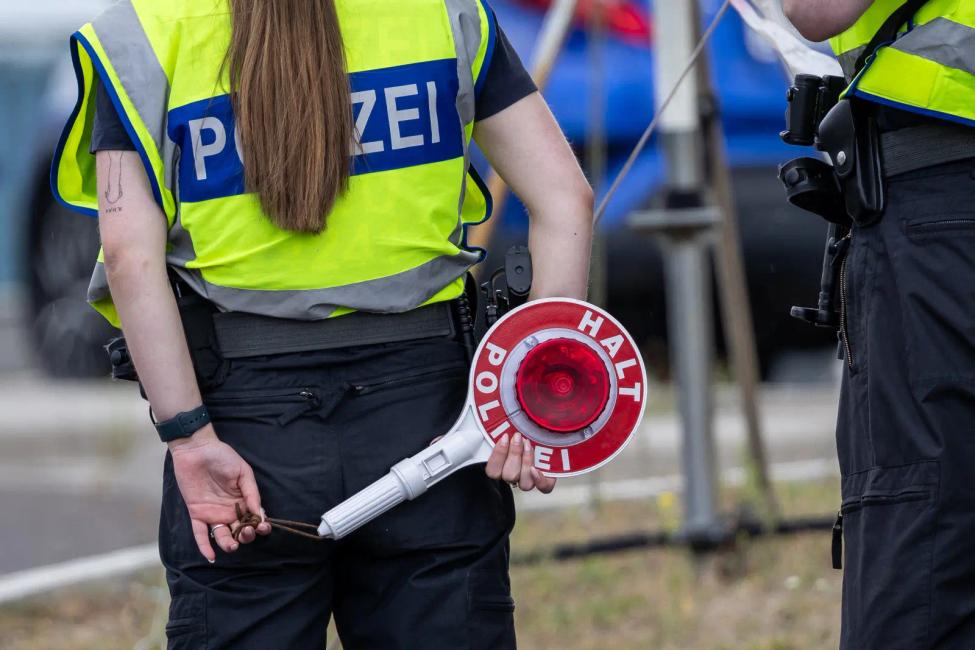 La police allemande lors d'un contrôle à la frontière polono-allemande à Francfort-sur-l'Oder, dans le Brandebourg, en Allemagne de l'Est, le 7 juillet 2025.