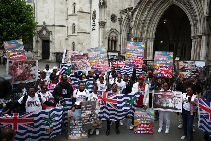 Des opposants à l'accord dans la communauté chagossienne devant la Haute Cour de Londres.