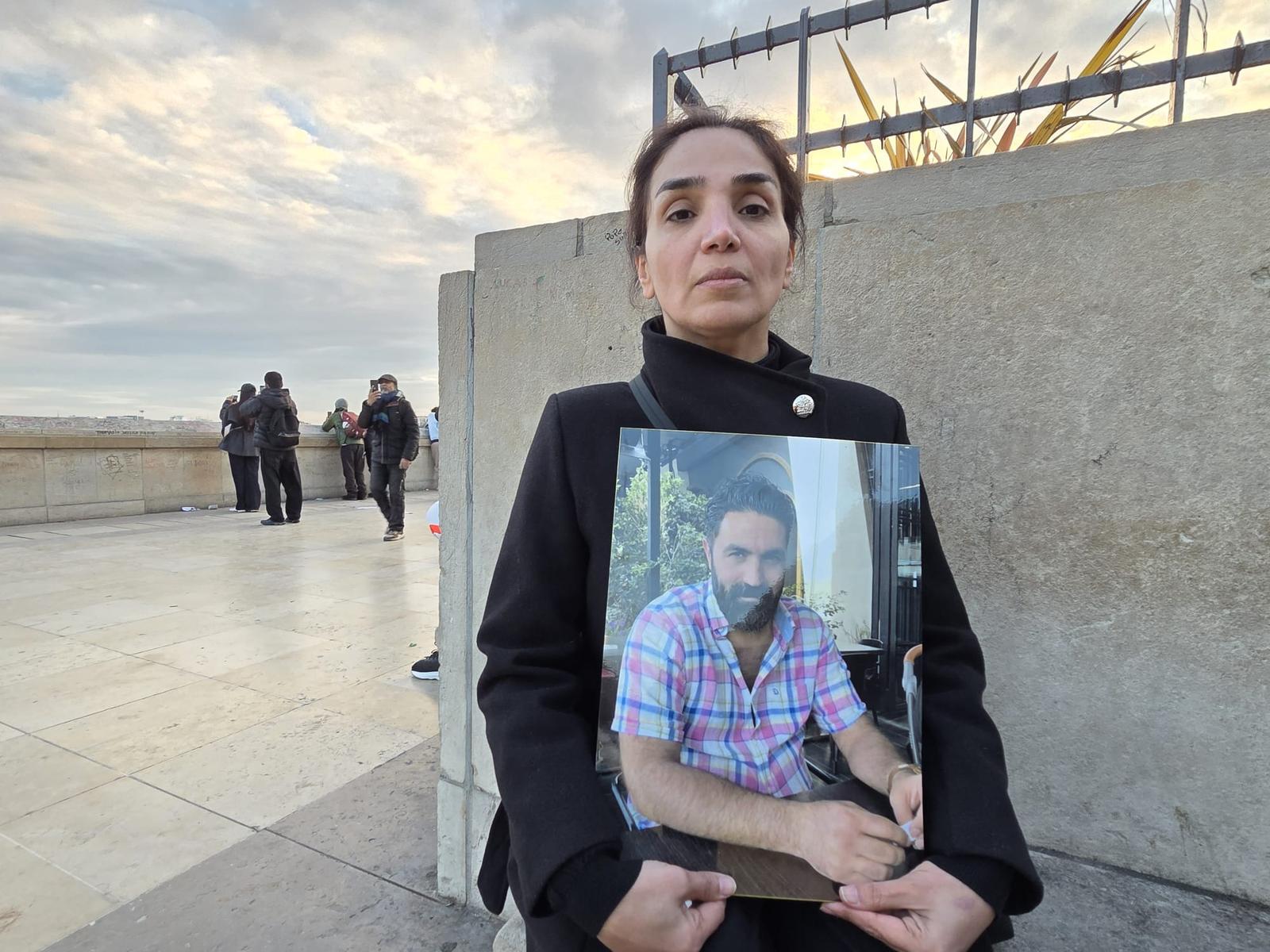 Roya, dont le frère a été tué par les forces de l'ordre iranienne, lors des manifestations en Iran