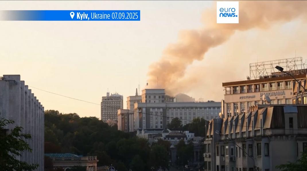Le siège du gouvernement ukrainien à Kyiv, frappé pour la première fois depuis le début de la guerre par une attaque de missile ou de drone russe.