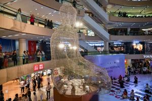 Des fidèles contemplent une statue de Bouddha dans un centre commercial de Surabaya, le 30 mai 2026, en Indonésie. 