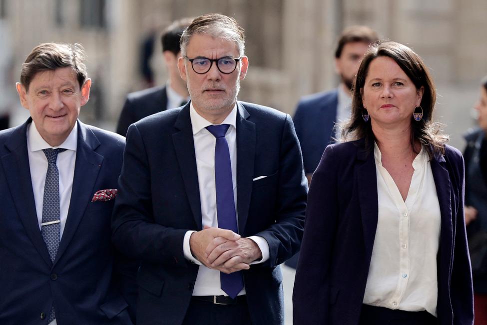 De gauche à droite : le président du groupe socialiste, écologiste et républicain au Sénat Patrick Kanner, le premier secrétaire national du Parti socialiste Olivier Faure et la secrétaire adjointe du parti Johanna Rolland, après une réunion avec le Premier ministre à l'hôtel Matignon à Paris, le 17 septembre 2025.