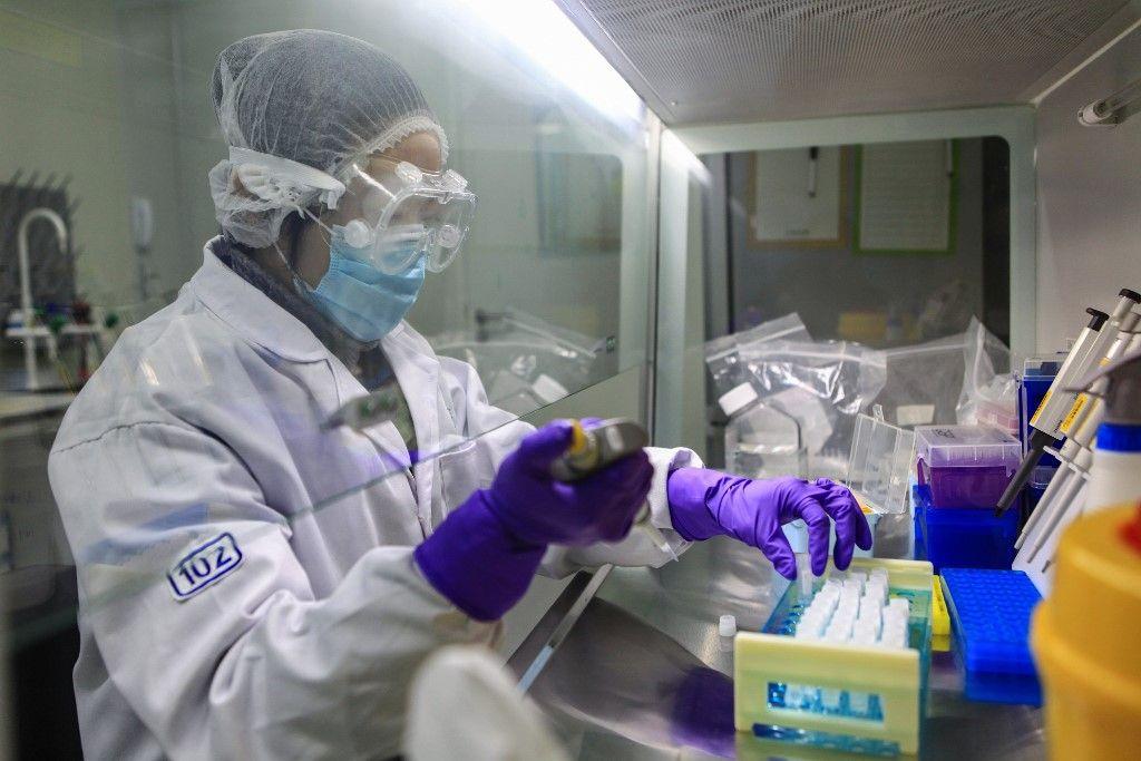 Une personne travaillant dans un laboratoire en Chine.
