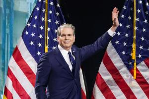 Le secrétaire au Trésor américain, Scott Bessent, monte sur scène le 9 septembre 2026, premier jour de la Convention nationale républicaine de 2026 à l'American Airlines Center de Dallas, au Texas.