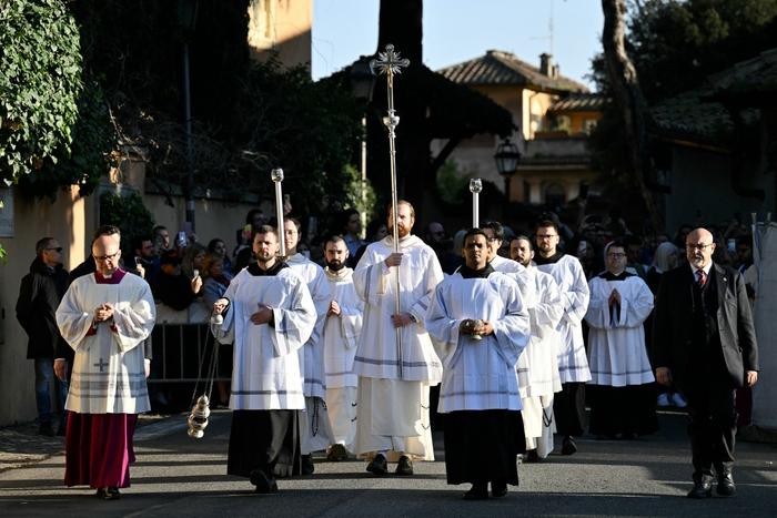 Une procession arrive à l'église Sainte-Sabine à Rome lors de la célébration de la messe du mercredi des Cendres, le 5 mars 2025.