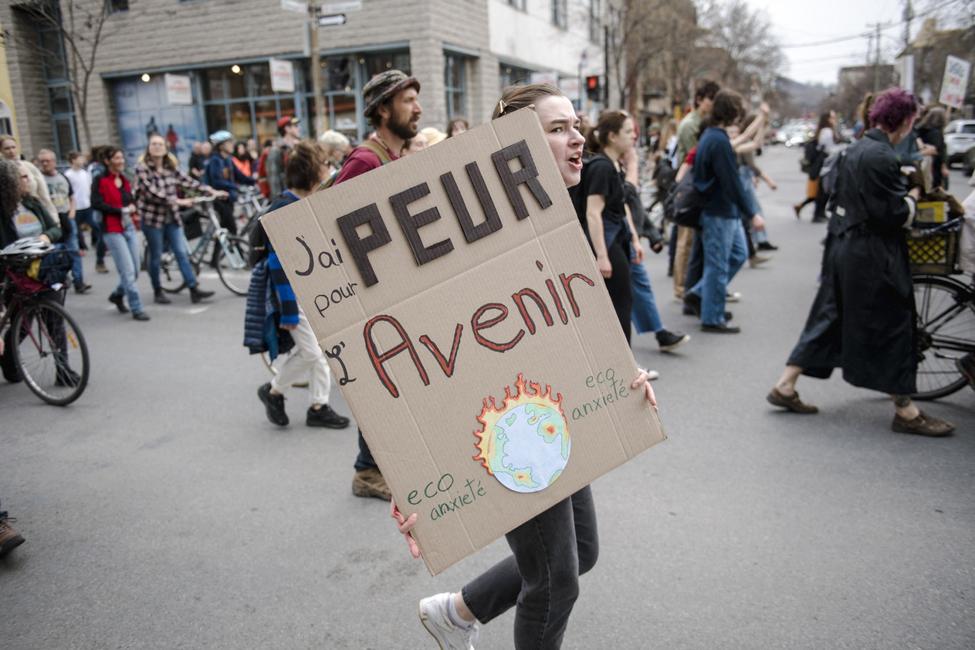 Des manifestants défilent à Montréal, au Canada, le 22 avril 2023, à l'occasion de la Journée de la Terre.