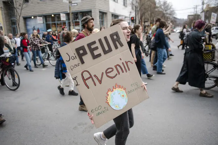 Des manifestants défilent à Montréal, au Canada, le 22 avril 2023, à l'occasion de la Journée de la Terre.