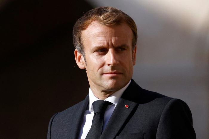 Emmanuel Macron portrait cérémonie AFP