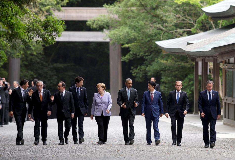 De g. à d., Matteo Renzi, , Jean-Claude Juncker, François Hollande, Justin Trudeau, Angela Merkel, Barack Obama, Shinzo Abe, Donald Tusk, et David Cameron, à Ise, au Japon, le jeudi 26 mai 2016 pour le sommet du G7.