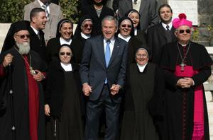Le président américain de l'époque George W. Bush partage un moment de rire avec des religieuses à l'église de la Béatification, sur le mont des Béatitudes, au bord du lac de Tibériade, le 11 janvier 2008. George Bush s'est rendu ce jour-là au lac de Tibériade lors d'un pèlerinage sur certains des sites les plus sacrés de la chrétienté, à l'issue d'une mission de paix historique.