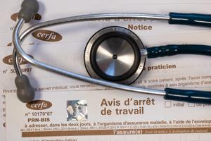 Les données de l’Assurance maladie indiquent clairement depuis 2019 une hausse accélérée des arrêts de travail.
