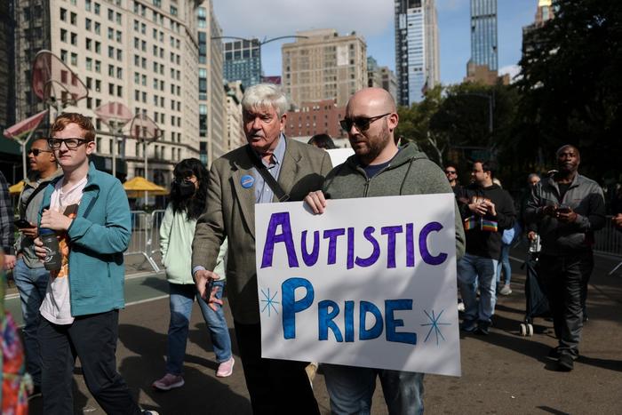 L'autisme revendiqué comme fierté, ici lors d'une manifestation aux Etats-Unis contre l'administration Trump, à New-York le 19 octobre 2025