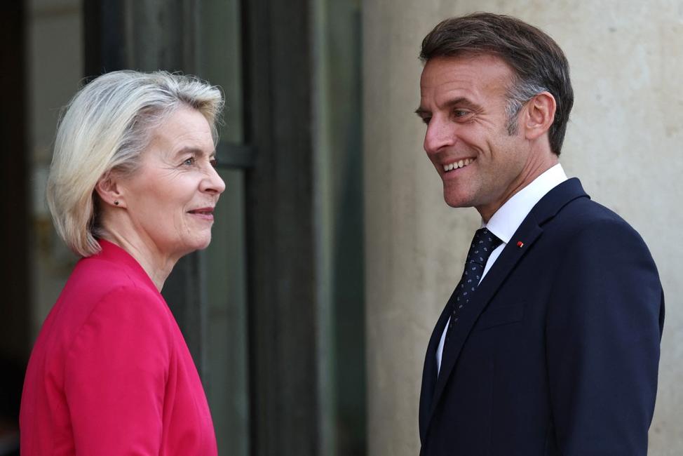 Le président français Emmanuel Macron accueille la présidente de la Commission européenne Ursula von der Leyen avant une réunion au palais de l'Élysée à Paris, le 22 juillet 2026.