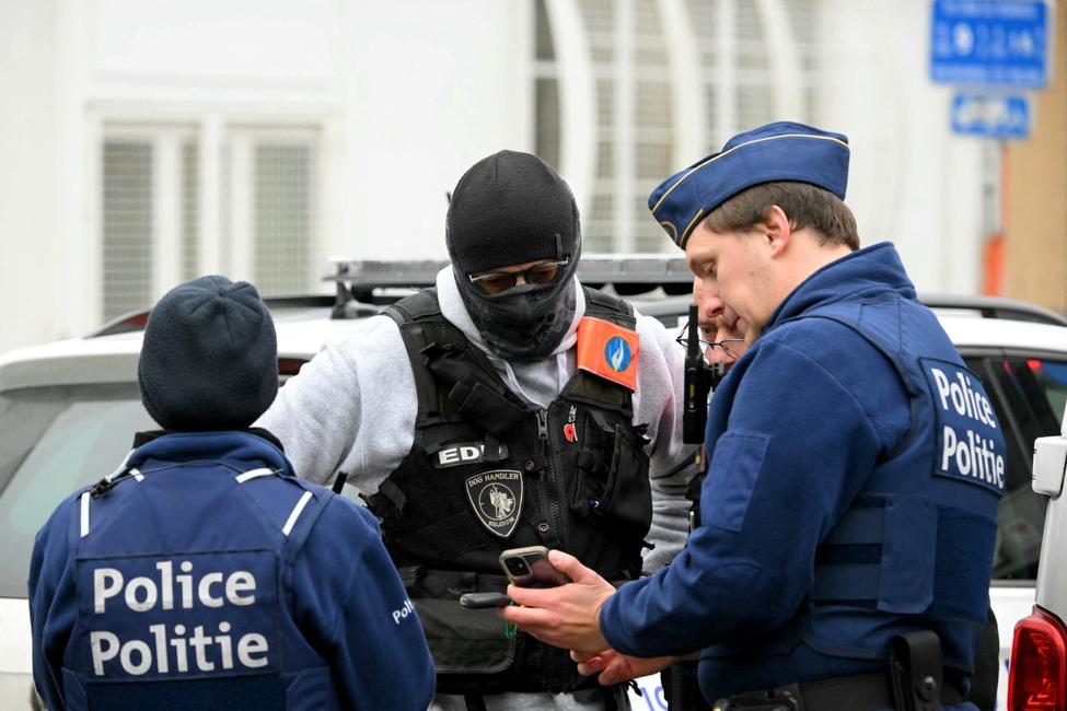 La police belge et un agent de sécurité après une fusillade à Bruxelles, le 5 février 2025.
