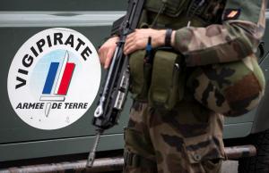 Cette photo, prise à la base militaire et au centre de commandement de l'opération antiterroriste française « Vigipirate », baptisée « Opération Sentinelle », au fort de Vincennes, en périphérie de Paris, montre un soldat français à côté du logo de Vigipirate.