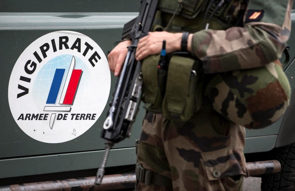 Cette photo, prise à la base militaire et au centre de commandement de l'opération antiterroriste française « Vigipirate », baptisée « Opération Sentinelle », au fort de Vincennes, en périphérie de Paris, montre un soldat français à côté du logo de Vigipirate.