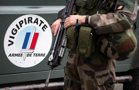 Cette photo, prise à la base militaire et au centre de commandement de l'opération antiterroriste française « Vigipirate », baptisée « Opération Sentinelle », au fort de Vincennes, en périphérie de Paris, montre un soldat français à côté du logo de Vigipirate.