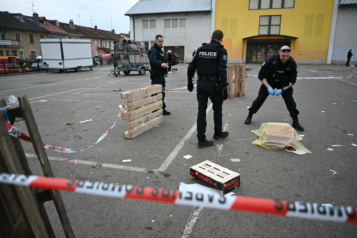 Des policiers municipaux recueillent des preuves sur le lieu de l'attentat de Mulhouse, perpétré à l'arme blanche, le 22 février 2025.