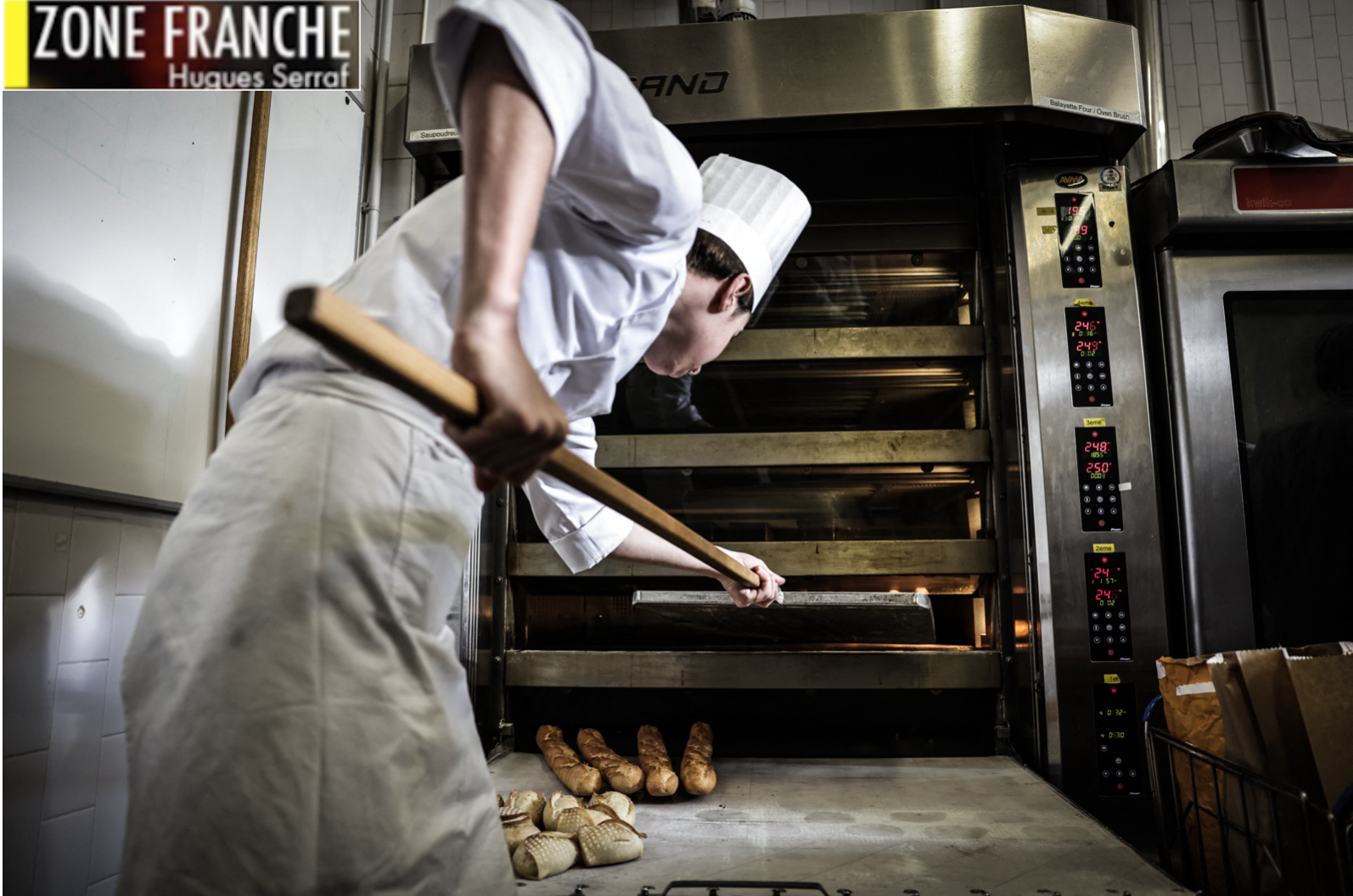 Artisan boulanger se dépêchant de terminer sa fournée avant d'aller tenir la caisse le 1er mai