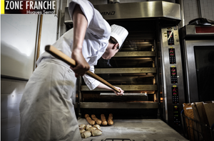 Artisan boulanger se dépêchant de terminer sa fournée avant d'aller tenir la caisse le 1er mai