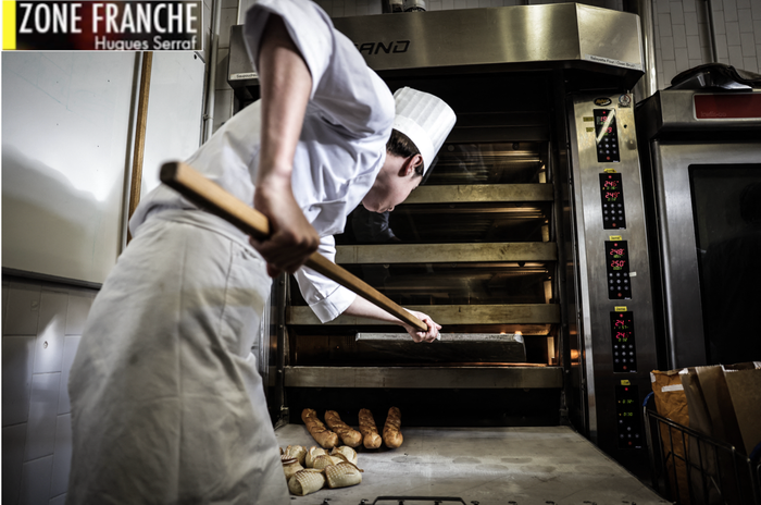 Artisan boulanger se dépêchant de terminer sa fournée avant d'aller tenir la caisse le 1er mai