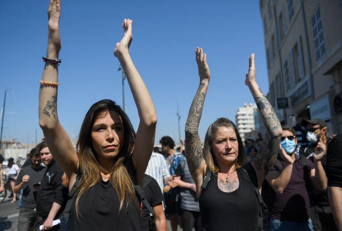 Des manifestants scandent des slogans antifascistes devant des gendarmes mobiles en tenue anti-émeute lors d’une manifestation « contre le racisme et le fascisme » au Vieux-Port de Marseille, dans le sud-est de la France, le 16 avril 2022. (Image d'illustration)