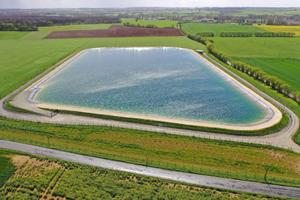 Cette photo montre une réserve d'eau pour l'irrigation agricole à Mauze-sur-le-Mignon, dans le centre-ouest de la France.