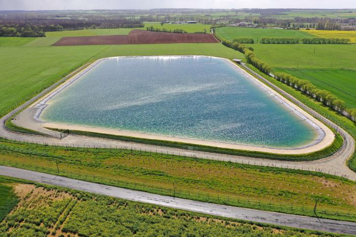 Cette photo montre une réserve d'eau pour l'irrigation agricole à Mauze-sur-le-Mignon, dans le centre-ouest de la France.