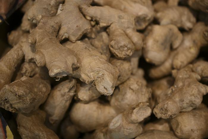Cette photo prise le 3 novembre 2022 montre des racines de gingembre exposées dans un supermarché.