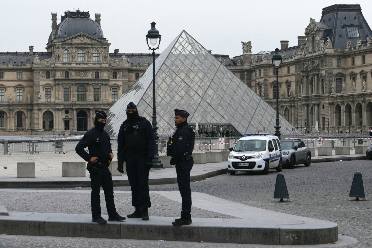 Affluence record et chaos organisé : le Louvre pris d'assaut après le braquage des joyaux de la Couronne