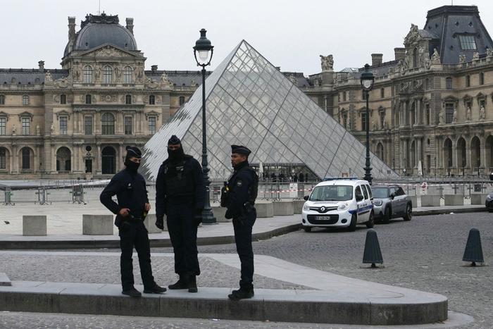 Des policiers devant le musée du Louvre après un cambriolage, à Paris, le 19 octobre 2025.