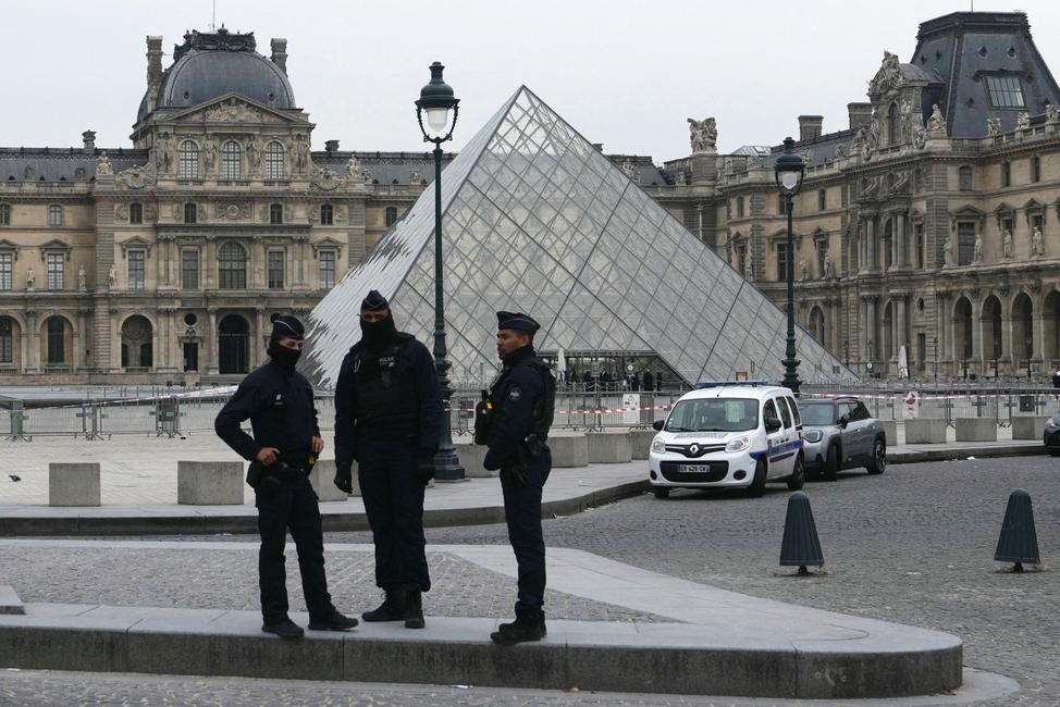 Des policiers devant le musée du Louvre après un cambriolage, à Paris, le 19 octobre 2025.