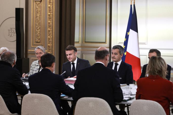 Emmanuel Macron, Elisabeth Borne, Gérald Darmanin et Eric Lombard lors d'un conseil des ministres.