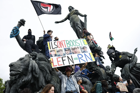 Une manifestation contre l’extrême droite sur la Place de la République, à Paris.