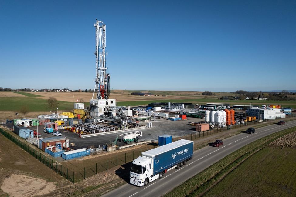 Une vue aérienne montre le site de forage géothermique exploité par Lithium de France à Betschdorf, dans l'est de la France, le 2 mars 2026.