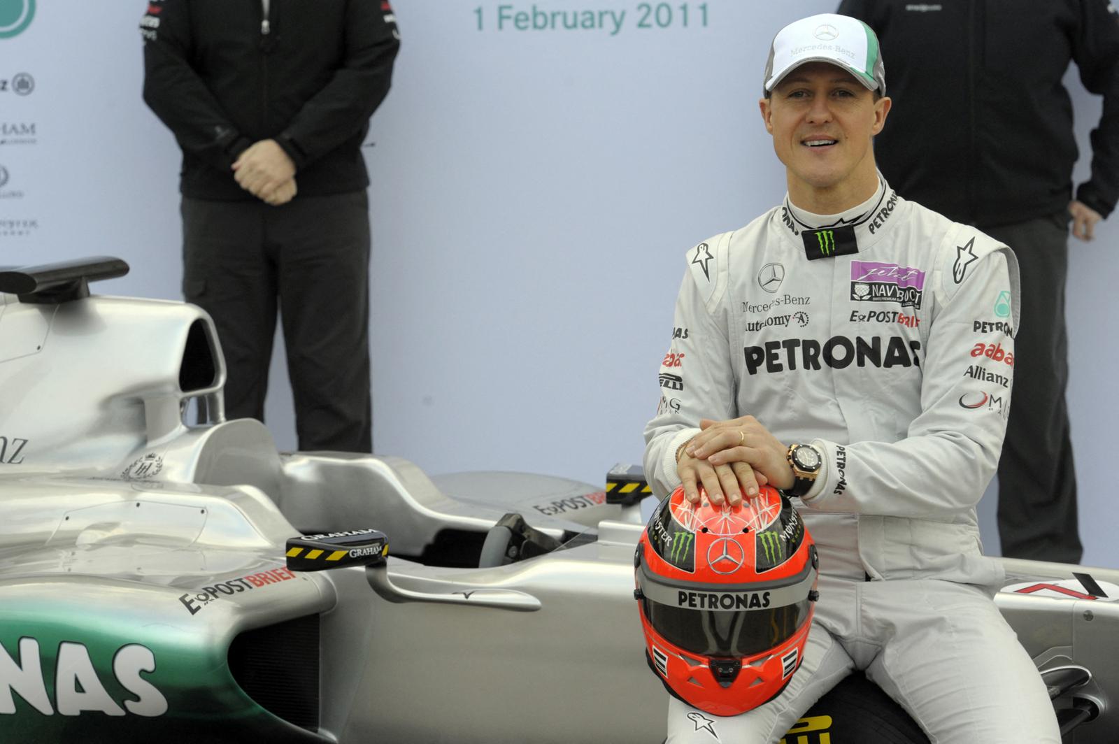 Michael Schumacher pose à côté de la nouvelle Mercedes GP W02 sur le circuit Ricardo Tormo le 1er février 2011 à Cheste, près de Valence, dans l'est de l'Espagne.