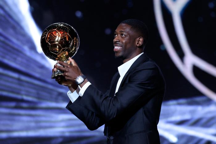 L'attaquant français du Paris Saint-Germain Ousmane Dembélé réagit après avoir reçu le Ballon d'Or lors de la cérémonie de remise des prix du Ballon d'Or France Football 2025 au Théâtre du Châtelet à Paris le 22 septembre 2025. (Photo de Franck FIFE / AFP)