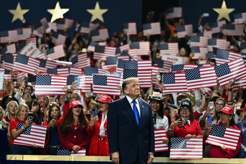 Le président américain Donald Trump arrive à l'American Airlines Center de Dallas, au Texas, le 9 septembre 2026, pour prendre la parole lors de la convention nationale républicaine de mi-mandat.
