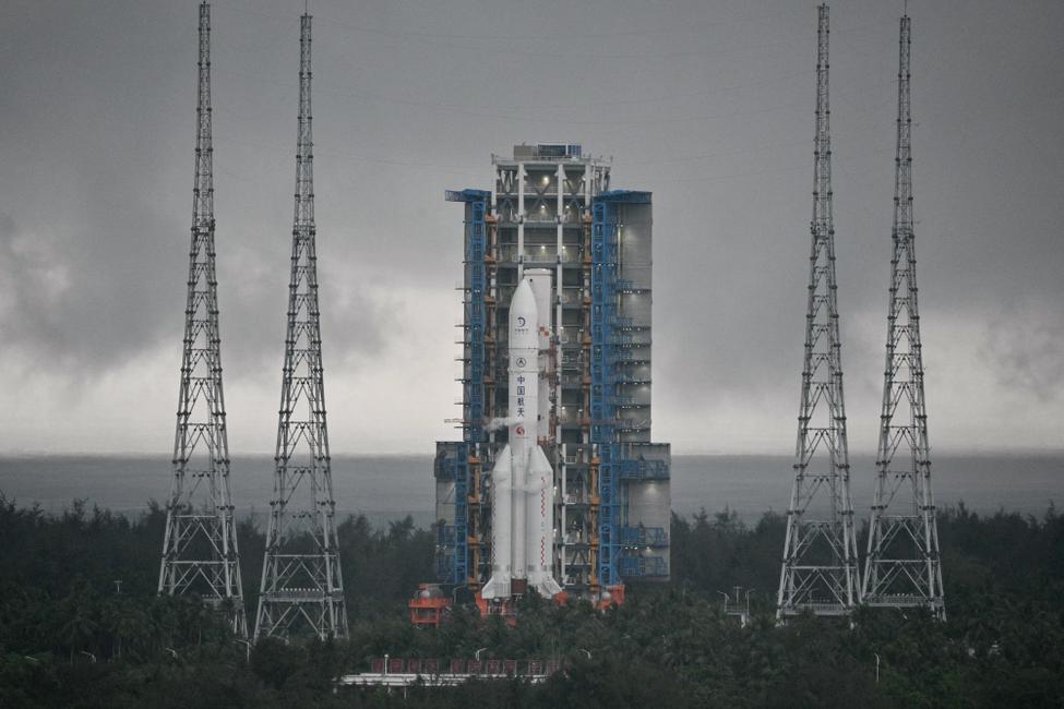 Cette photo montre une fusée Longue Marche 5, transportant la sonde lunaire de la mission Chang'e-6, au centre de lancement spatial de Wenchang, dans la province de Hainan, dans le sud de la Chine, le 3 mai 2024.