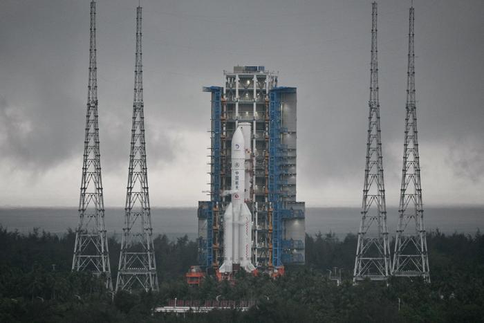 Cette photo montre une fusée Longue Marche 5, transportant la sonde lunaire de la mission Chang'e-6, au centre de lancement spatial de Wenchang, dans la province de Hainan, dans le sud de la Chine, le 3 mai 2024.