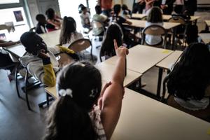 Une fillette lève le doigt pour prendre la parole à l'école primaire Wangari Maathai, le 4 septembre 2023 à Lyon, le premier jour de la rentrée scolaire.