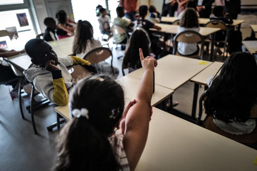 Une fillette lève le doigt pour prendre la parole à l'école primaire Wangari Maathai, le 4 septembre 2023 à Lyon, le premier jour de la rentrée scolaire.