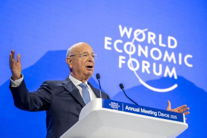 Le fondateur et président du Forum économique mondial, Klaus Schwab, assiste à une session lors de la réunion annuelle du forum à Davos, le 21 janvier 2025.