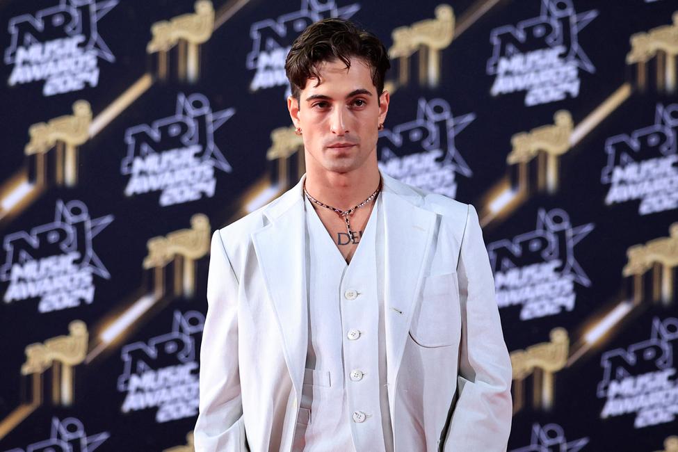 Damiano David, chanteur et compositeur du groupe de rock italien Maneskin, lors des NJR Music Awards à Cannes le 1er novembre 2024. (Photo by Valery HACHE / AFP)