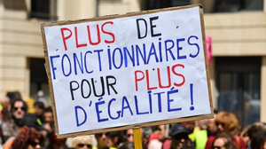 Des fonctionnaires mobilisés lors d'une manifestation pour obtenir une meilleure rémunération et souligner l'importance de leurs professions.