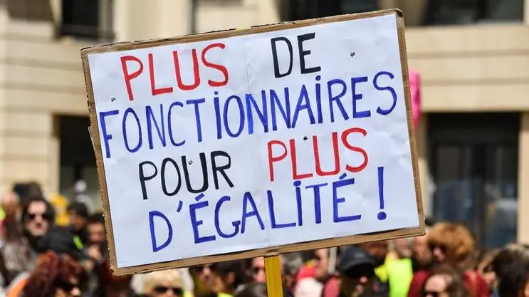 Des fonctionnaires mobilisés lors d'une manifestation pour obtenir une meilleure rémunération et souligner l'importance de leurs professions.