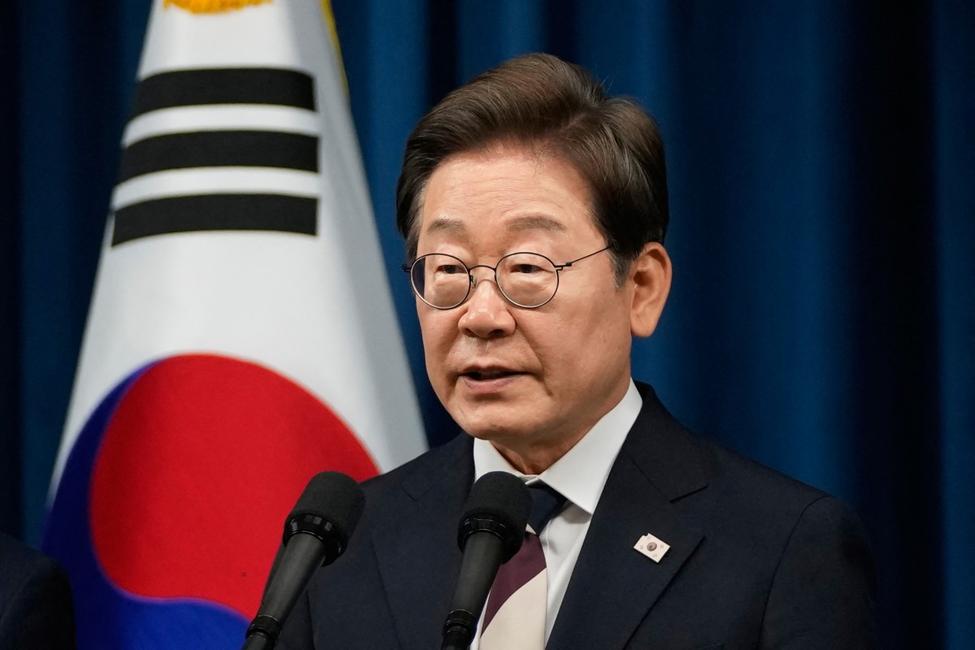 Lee Jae-myung, élu président de la Corée du Sud, s'exprime devant la presse le 4 juin 2025. (Photo by Ahn Young-joon / POOL / AFP)